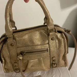 Guld väska  - Köpte väskan för  nån vecka för 750 kr.  Väskan är helt ny, aldrig använt. Priset går såklart att diskuteras💕💕