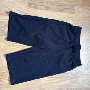 Svarta shorts från BOSS XS - Svarta shorts från BOSS i storlek XS. De har en enkel och clean design med rak passform och elastisk midja. Materialet är mjukt och känns som bomull, perfekt för chill dagar. Diskret BOSS-logga på sidan ger en snygg touch.
