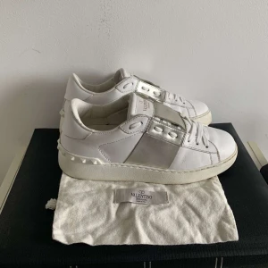 Valentino open - Säljer nu dessa valentino open, dustbag tillkommer💞