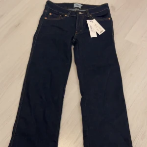 Bootcut jeans i mörkblå denim XXS - Snygga mörkblå jeans i klassisk 90's bootcut-modell från 157. Full längd, med coola bakfickor med lock och kontrastsömmar. Helt nya med prislapp, aldrig använda och i toppskick. Perfekta för dig som vill ha en snygg look. Köpta för 400 kr, missa inte chansen!💕