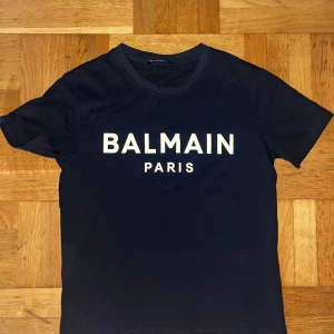  Balmain Paris t-shirt - Jag säljer min t-shirt i gott skick, storlek S, du kan hämta den i Stockholm.
