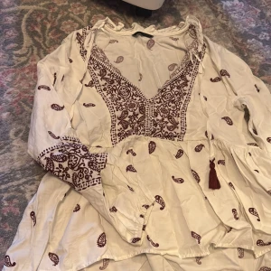 Zara blus  - Säljer denna fina blus då den inte används