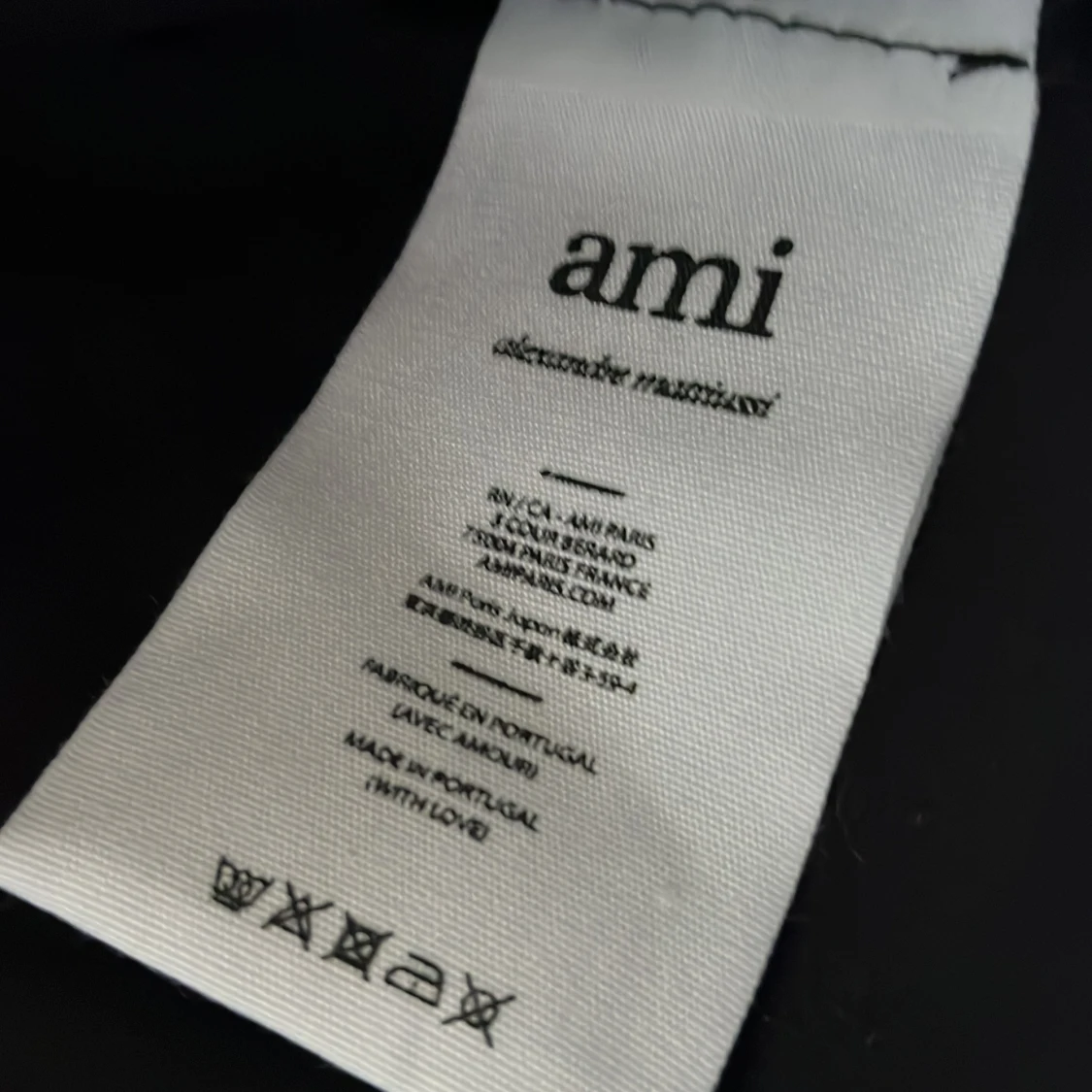 Svart t-shirt från Ami med rött hjärta - 2