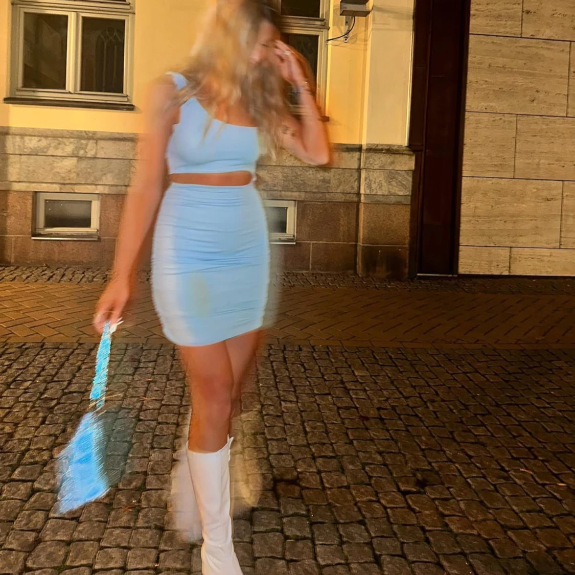 Ljusblå tight kortklänning