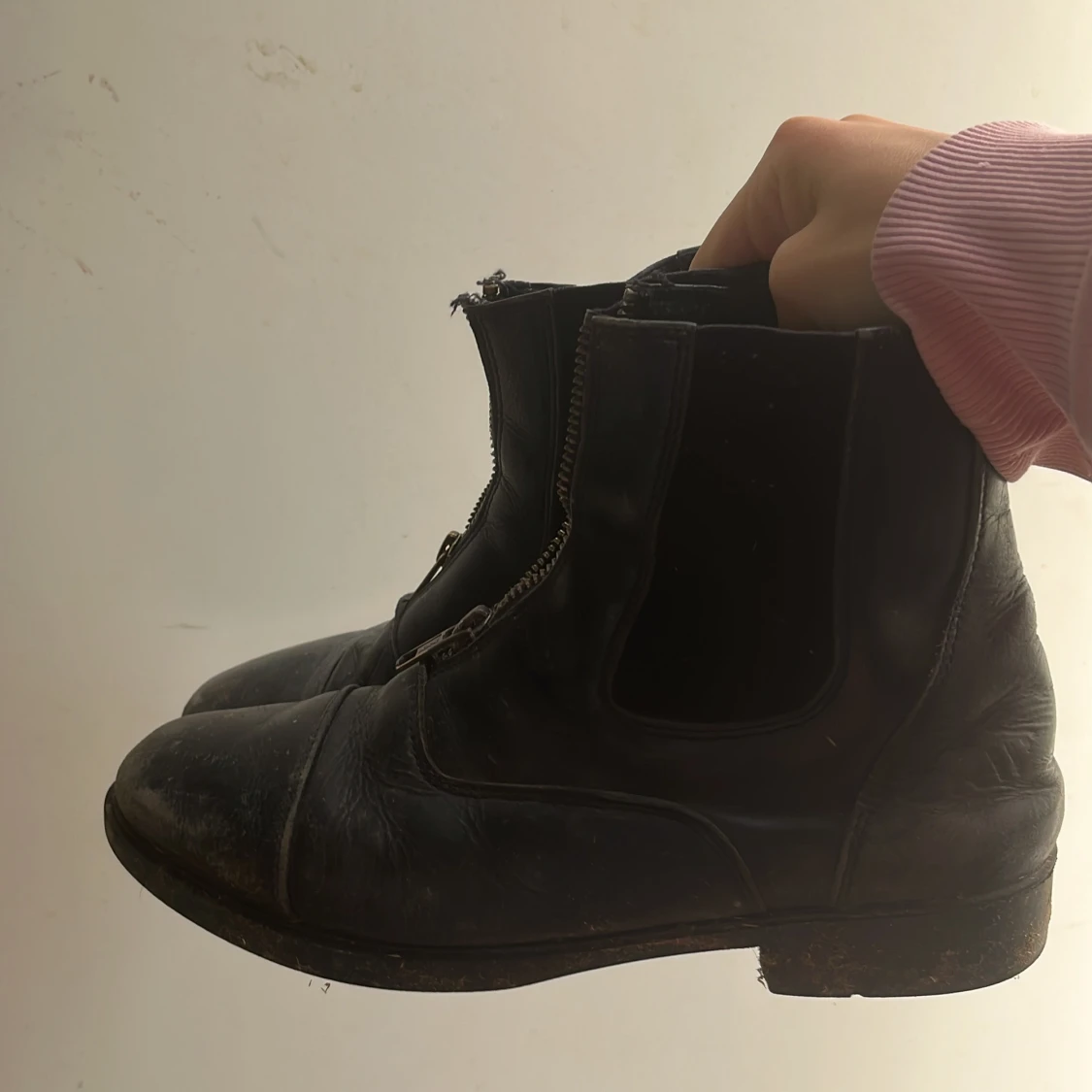 Svarta gummi med dragkedja