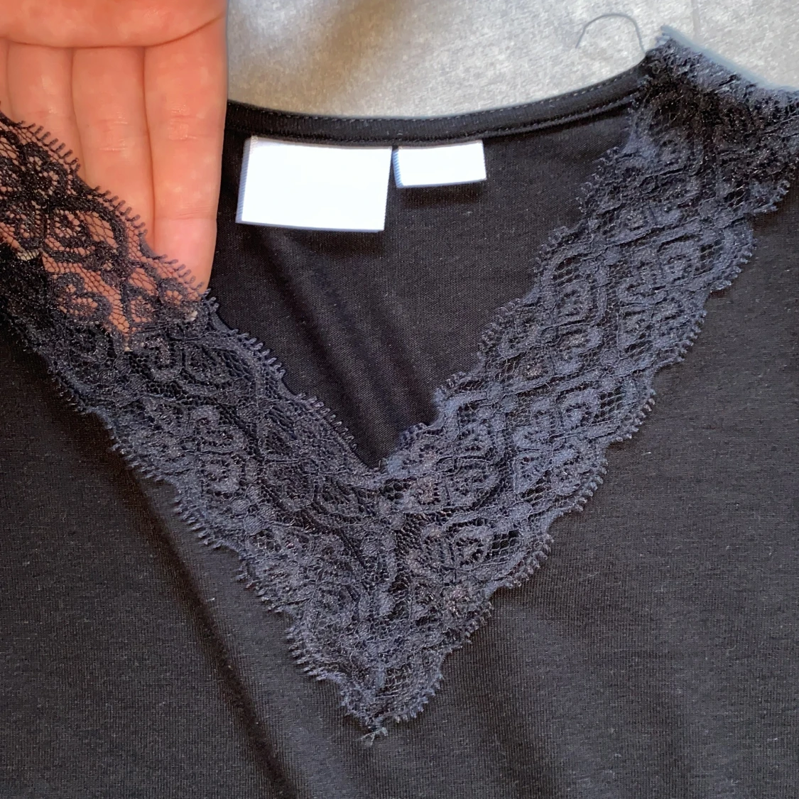 Svart långärmad topp med spets  - 3