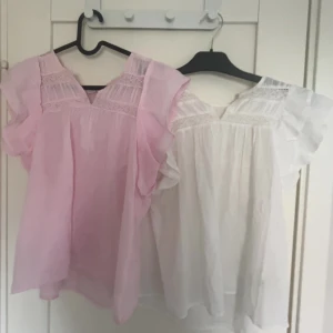 Söt blus med spetsdetaljer, rosa & vit - Två jätte fina blusar från Lindex helt nya. Säljer båda två för 350kr (pris kan diskuteras)