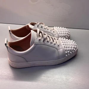 Christians Louboutins - Christian Louboutins med nitar i skin, skorna passar ej längre. Skicket skulle jag säga är 7/10 i sig, skorna har repor på utsidan och saknar 1 spik men det syns inte om man inte kollar nära. Annars är skorna fräscha! DM för mer bilder/frågor, alltid aktiv.  Pris går att diskutera! Riktigt feta loubs! Allt OG tillkommer.