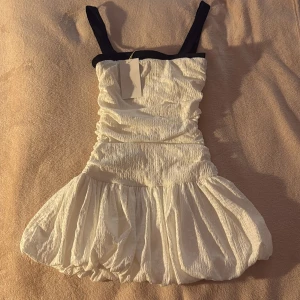 Slutsåld Zara klänning - Säljer denna supersöta populära slutsålda zara klänningen! Aldrig använd med lappen kvar!!