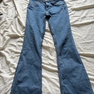 Low waist bootcut jeans - Superfina jeans ifrån hm i storlek 158. Dessa är knappt använda och i superbra skick. Passar perfekt på mig som är 161💞