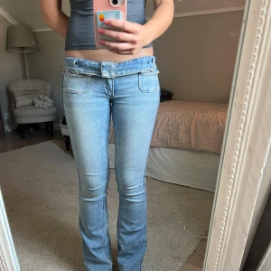 Hm jeans!! - Jeans från HM:s barnavdelning i jättebra skick!! Lappen är bortklippt för att kunna ha dom nervikta, men storleken är 170💕Skulle säga att dom är som XS/32 i vuxenstorlekar! Kontakta gärna ifall du har fler frågor😇😇
