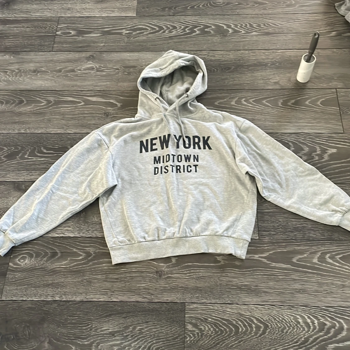Grå hoodie med New York-tryck 157 XS