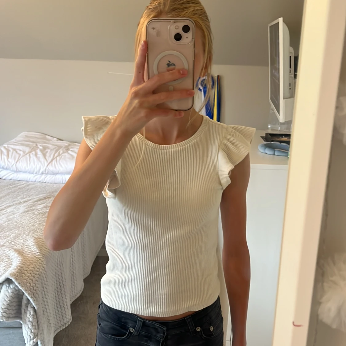 Vit ribbad topp med volangärm från Pieces