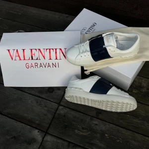 Valentino Garavani  - Valentino sneakers Storlek 42 (använda 1 gång) Har även i storlek 43 som min storebror försöker sälja. Kommer med originalkartong, dustbag och påse – allt i toppskick!