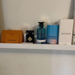 Louis vuitton och Initio perfymer - Lv afternoon Swim helt ny. OBS LV SÄLJS INTE BARA BYTE  TILL RÄTT BYTE! Skriv för mer bilder allt finns kvitto och allt. Initio side efekt helt ny säljs och bytes till rätt pris. Skriv bara för mer information OSV. Lv nypris: 3450 finns inte billigare. Inito nypris:2400