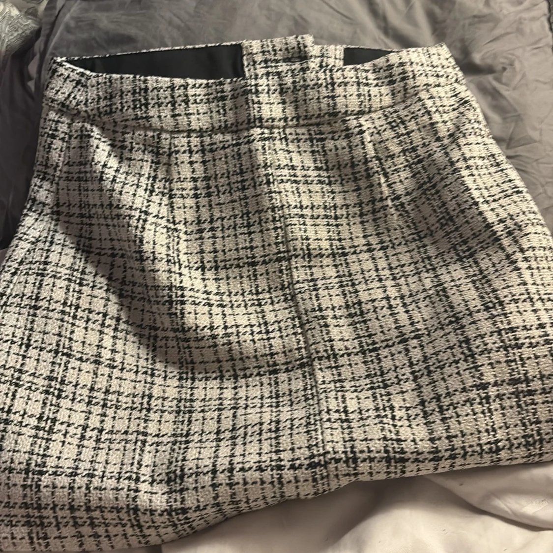 Rutig kortkjol från H&M, storlek 36 - 1