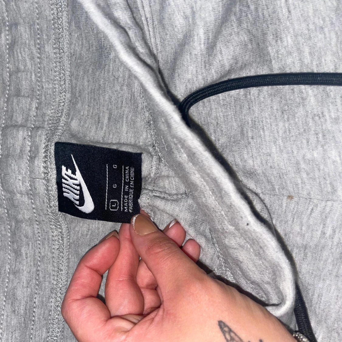 Grå mjukisbyxor från Nike, storlek L - 2