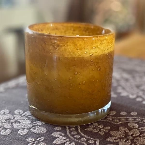 Värmeljus - Bilderna visar ljuslyktor och tända ljus i glasbehållare, vilket skapar en mysig och varm stämning. Jag är en ung entreprenör som gör egna gjord ljus. Skriv till mig om ni vill ha ljus❤️kostnad beroende på storlek. 