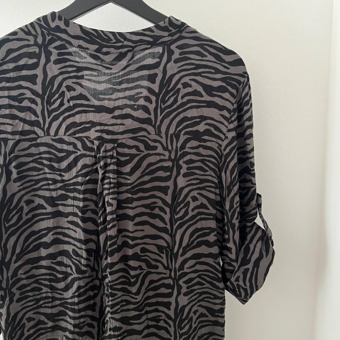 Zebramönstrad långklänning Soaked in Luxury - 3