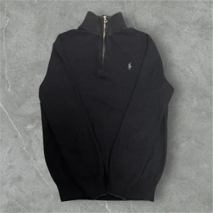 Ralph Lauren Half Zip Mörkblå - 📍Storlek: S  💪🏽Skick: Mycket bra  📐Mått: Längd:61cm Axelbredd:40  📎Material: 100%bomull  📦Skickar alltid inom 24h  💸Köp fler plagg för att få billigare pris  ✅Äkthetsgaranti