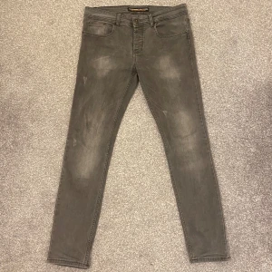 Grå Jeans med Slitningar  - Snygga grå jeans från Alessandro Salvarini med slitningar. Storlek 32/32. Pris 349 eller kom med bud. 
