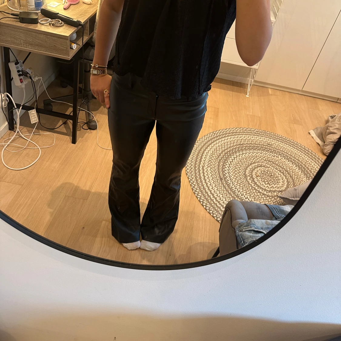 Svarta bootcut byxor i skinnimitation