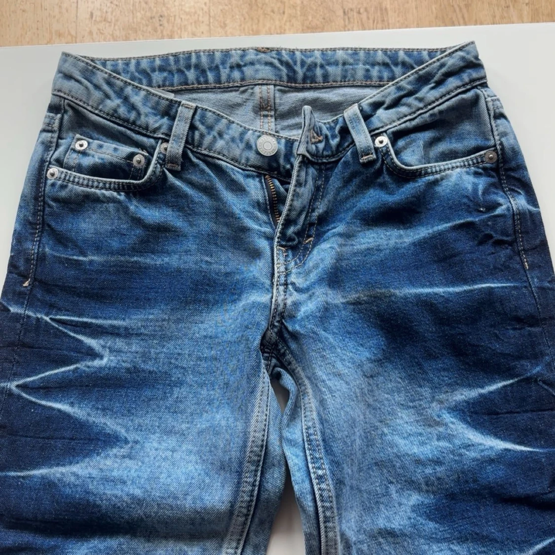 Blå Weekday jeans med cool tvätt