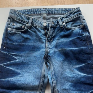 Blå Weekday jeans med cool tvätt - Säljer ett par coola  blå jeans från Weekday med snyggt tvättad effekt och ljusa detaljer. Säljer pga av att dem är för små. Pris kan diskuteras 💙💙💙