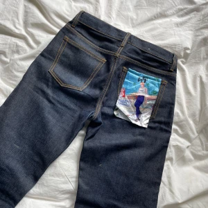 Eytys Cypress jeans i raw indigo - Mörkblå jeans från Eytys, modell Cypress, med raka ben och kontrastsömmar💚💚älskar dessa men har vuxit ur dom😫nypris tror jag låg runt 2000kr