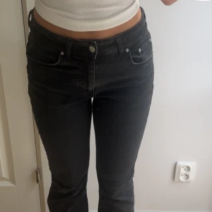 Svarta bootcut jeans ginatricot  - Snygga svarta jeans med bootcut passform och klassisk femficksdesign. Midwaist, gina tricot perfect jeans💓