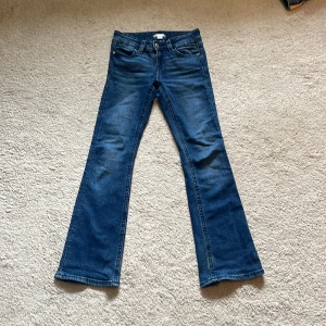 Blå bootcut jeans från Gina Tricot - Snygga blå bootcut jeans från Gina Tricot i storlek 158. Knabbt använda och passar till typ allt ❤️🫶🏻