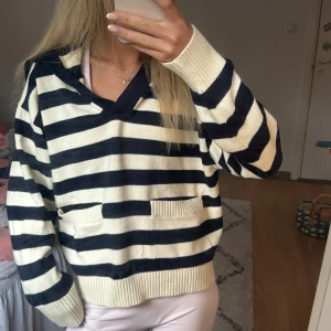 Randiga tröja  - Säljer denna sååå najs stickade randiga tröja❤️❤️❤️❤️