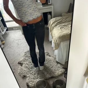 Svarta bootcut jeans från Zara - Snygga svarta bootcut jeans från Zara i storlek 34. Jeansen har låg midja, jag är 170. Materialet är stretchigt jeans och passformen är slim upptill med utsvängda ben. Perfekta till ALLT💫💫