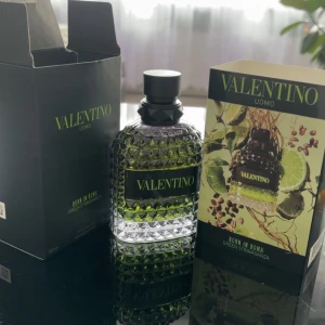 Valentino Uomo Born in Roma parfym duo - Två exklusiva herrparfymer från Valentino: Born in Roma Green Stravaganza med grön ton och Born in Roma Yellow Dream med ljusgul nyans. Båda i lyxiga, nubbade glasflaskor med svart kork och detaljer. Snygga förpackningar med modern design.