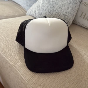 Stilren keps  - Perfekt keps inför sommaren väldigt stilren och luftig, aldrig använd helt ny