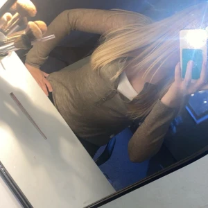 Beige stickad tröja Zadig & Voltaire - Supersnygg beige stickad tröja från Zadig & Voltaire med v-ringning och knappar framtill. Långärmad och i tunn, mjuk kvalitet som passar perfekt till lager-på-lager. Enkel att styla med både jeans och kjol.