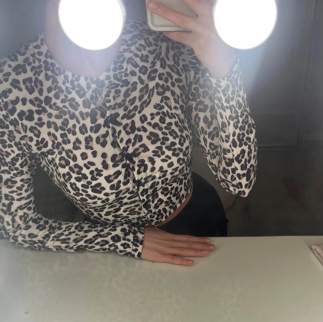 Leopardmönstrad croppad blus