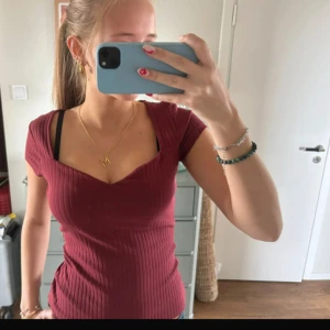 Vinröd ribbad topp från Anna field - Säljer en super snygg  vinröd topp från Anna field. Kommer inte till användning men är i fint skick!