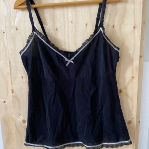 Svart mesh linne med rosett - Söt topp, lite mesh-liknande material så den är lite genomskinlig.