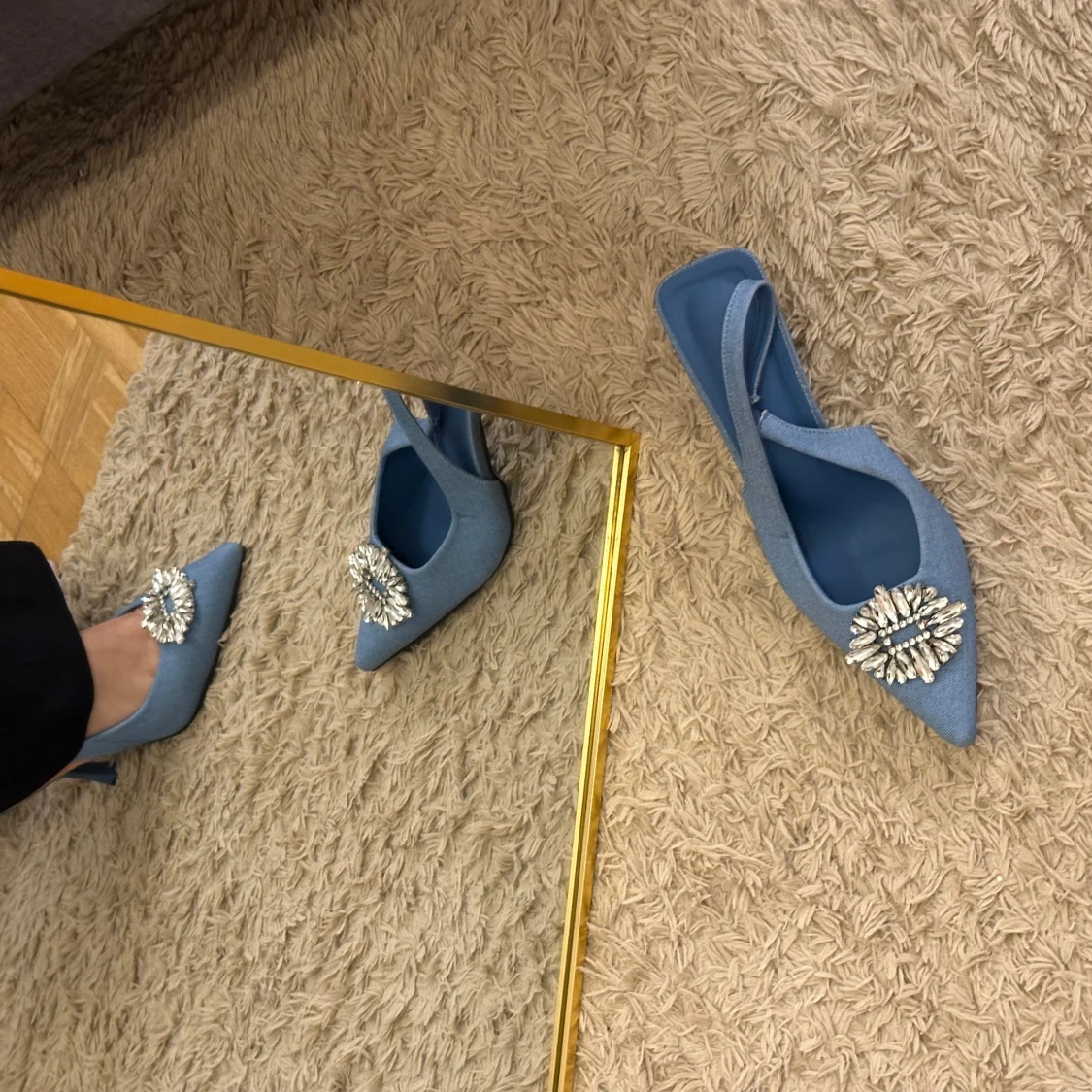 Blå pumps med strassdetalj - 1