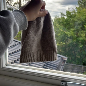 100% Cashmere mössa - Aldrig använd! Mössa sol är populär köpt på Jackie!! Passar mig som har 58 cm i huvud 
