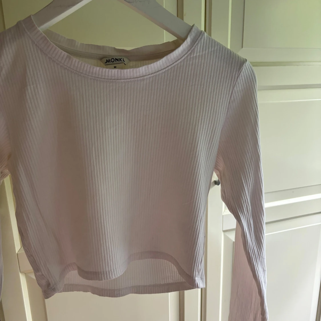 Vit ribbad långärmad topp