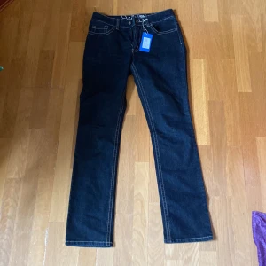 Mörkblå jeans Vicky Basic KappAhl 36 - Snygga mörkblå jeans från Vicky Basic by KappAhl. Köpte dem för 450kr. 