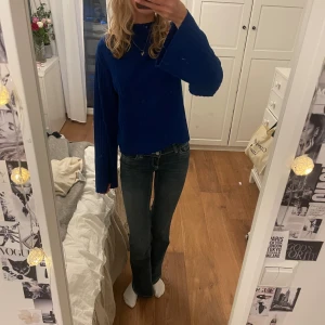 Kornblå ribbad stickad tröja - Långärmad tröja i härlig blå färg. Skönt material och fin passform. Köpt från Gina Tricot ❤️ 💙