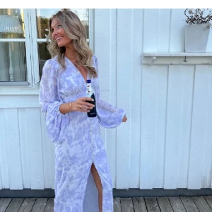 Ljuslila långklänning med ballongärmar - Superfin långklänning från Adoore. Den är använd 1 gång så inga slitage osv. 