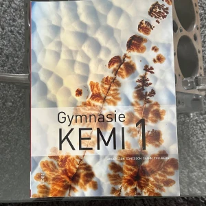 Gymnasie Kemi 1 - Boken innehåller pedagogiska förklaringar och tydliga bilder. Köpt ny 2024 för 850kr, säljs för 350kr 