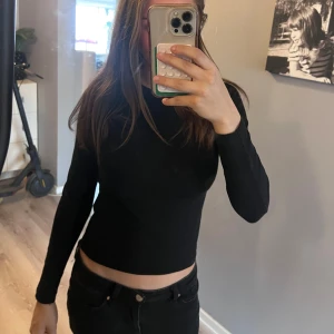 Svart tight långärmad  - Svart långärmad tröja med tight passform och croppad. Den är storlek 36🖤