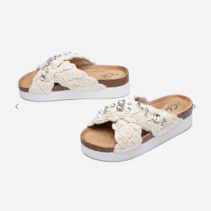 Beige sandaler med stenar - Snygga sandaler med breda, stickade band och glittrande stenar på ovansidan. Fattades några stenar när jag köpte de men inget man tänker på. Använda 2 gånger. 