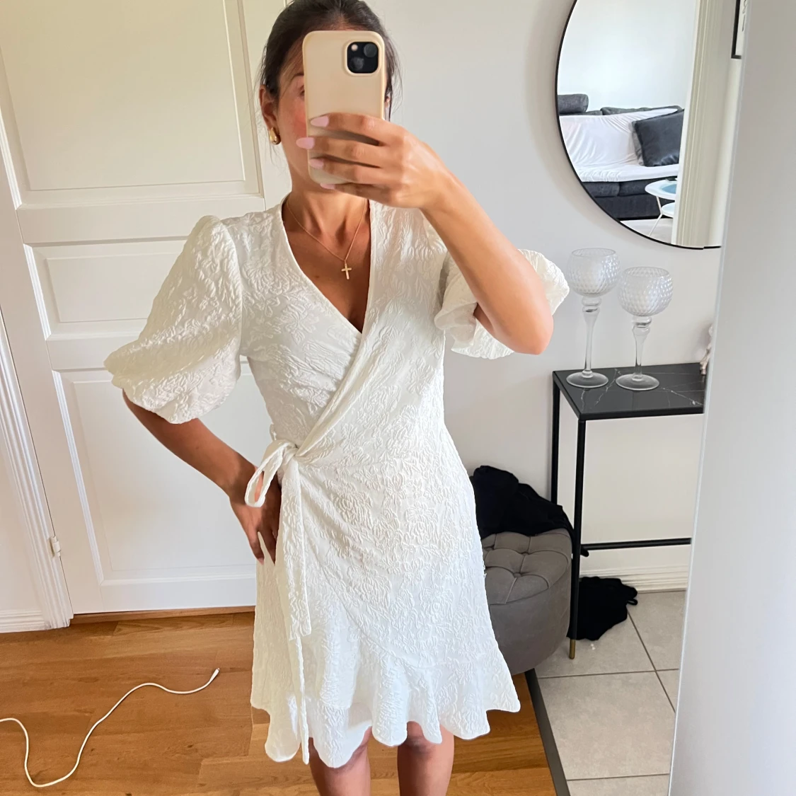 Vit omlottklänning med puffärm