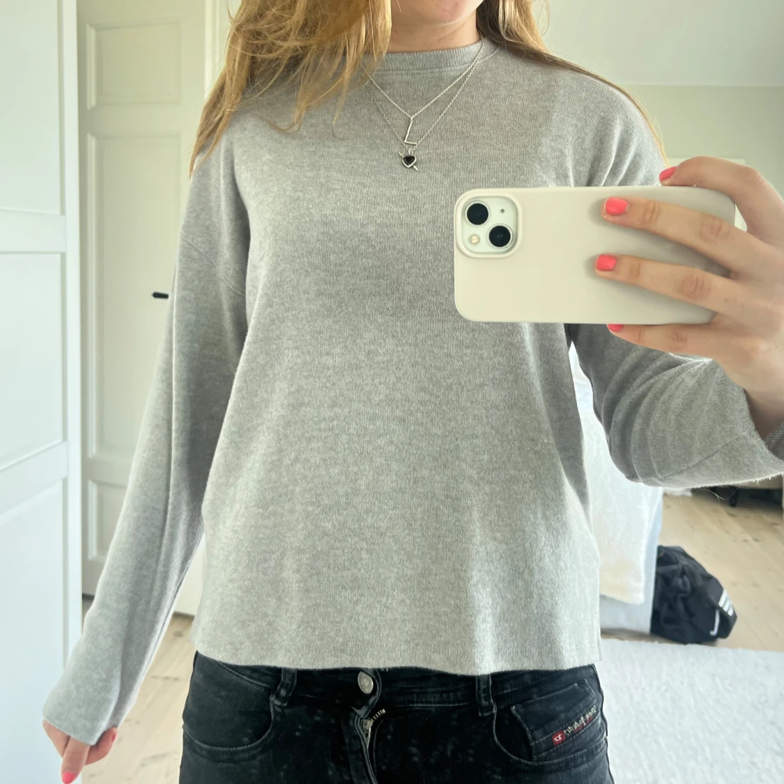 Ljusgrå stickad tröja med rund hals